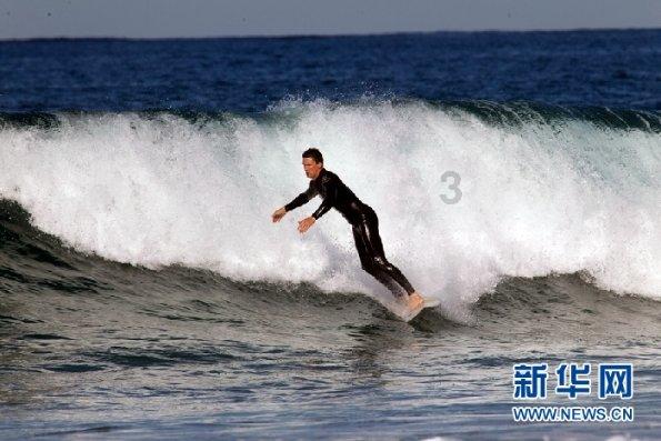 徐璐在海南岛走红毯,礼服上围尺寸偏小,网友不觉得勒人吗